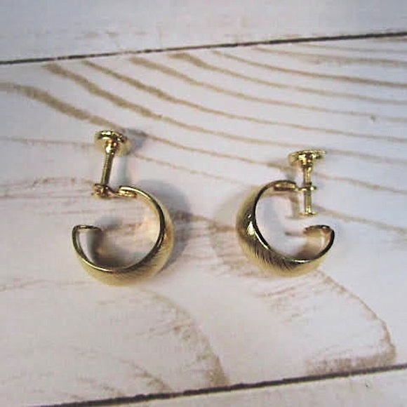 Vintage Monet Gold Hoop Screwback Earrings - Picture 4 of 7